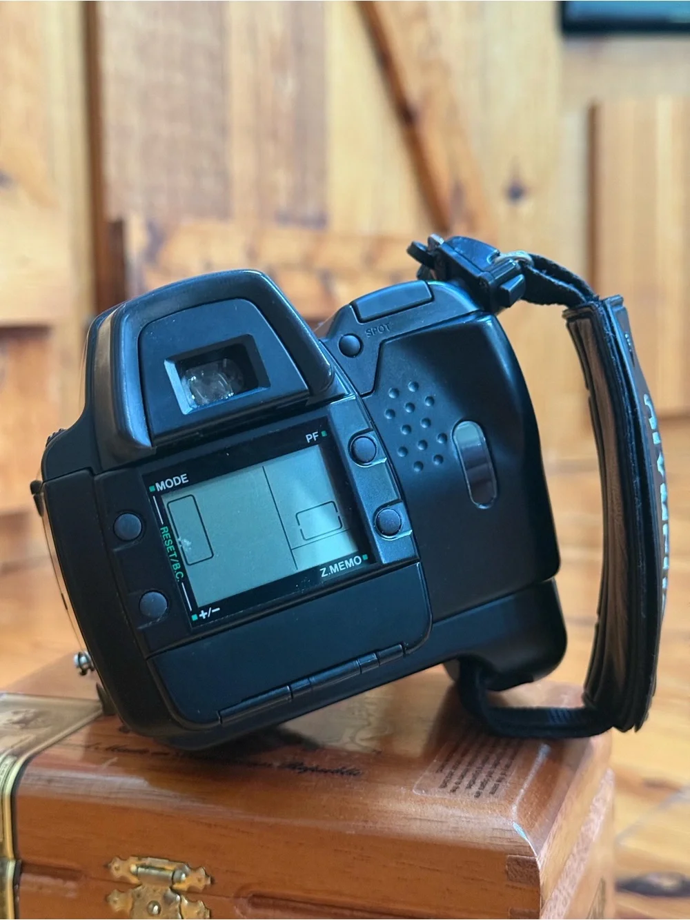 Olympus IS-1 / IS-1000 35mm SLR Film Camera w/ Case 35–135mm Zoom Bridge Camera